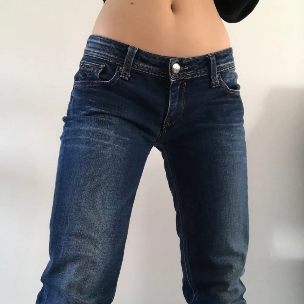 🌍FRAKT PÅ 66KR TILLKOMMER🌏 Lägger ut igen med bättre bilder. Super snygga lågmidjade jeans från Tommy Hilfiger i en straight modell. Kan inte hitta en storlek i dem men sitter lite oversize på mig som är XS. Tveka inte på att skriva till mig om du undrar något eller vill pruta :). Jeans & Byxor.