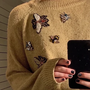 Stickad tröja  - En stickad tröja från HM med fina detaljer! Är i storlek S men är stor i storleken! Har en liten grön prick precis ovanför mudden nedtill men är annars i väldigt fint skick! 💓 Frakt tillkommer på 51kr