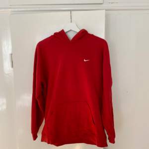 Röd hoodie från Nike. Köpt hår på Plick men har aldrig kommit till användning.