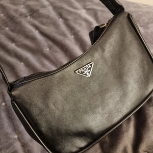 Prada väska   - Intressekoll på min väska som är prada kopia💕 väskan är köpt här på plick drygt 3 månader sen men vill sälja den nu  för att köpa en annan så buda gärna i kommentarsfältet💕 LEDANDE BUD: 450:- 🥰 