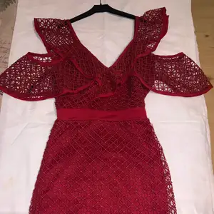 Röd fest klänning, storlek XS-S, använt 2 gånger, finns i halmstad men går att fraktas