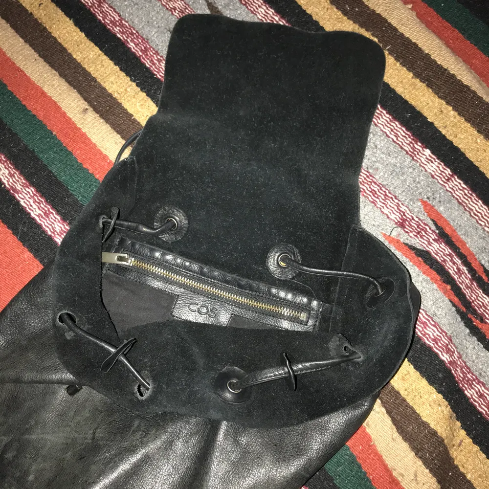 I bought this preloved on Depop. Black with excellent patina, natural fading and markings on leather. Drawstring closure which can be adjusted. Inner pocket and unlined suede interior. Buttery, soft leather. Some of the rivet linings are coming off, but can be easily fixed with glue (have a professional do it!) Smoke and pet free storage space. No other flaws to note. Will gladly take more pics.   Disclaimer: Please expect some general wear in all secondhand pre-owned items. . Väskor.