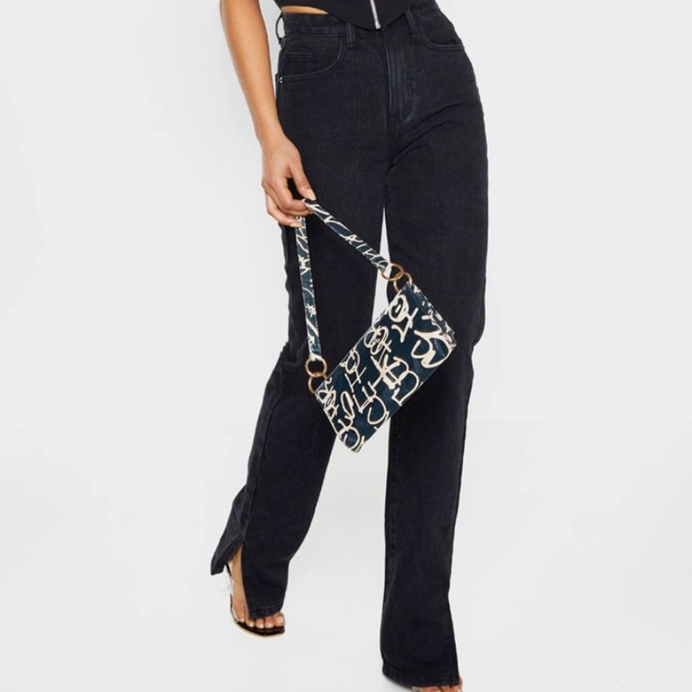 Jeansen är från hemsidan Prettylittlethings modellen är ”tall black split hem jeans” (går att hitta fortfarande). Jeansen är raka i modellen med en slits på sidan längst ner. Storlek: uk 8 ( ca 36 ). Har prislapp kvar går att se på bild 3 säljer för att de var för små och kostar att skicka tillbaka. Köpta för 30£= ca 350kr ( köparen står för frakt ) PRIS KAN DISKUTERAS VID SNABB OCH SERIÖS AFFÄR . Jeans & Byxor.
