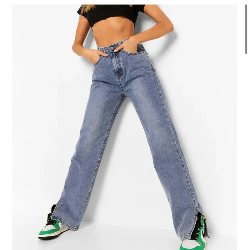Säljer jeans i storlek 38 från bohoo, de satt tajt på mig men är annars jätte fina och högmidjade och rumpan ser bra ut i den. Aldrig använd. Köpt för 520 kronor . Jeans & Byxor.