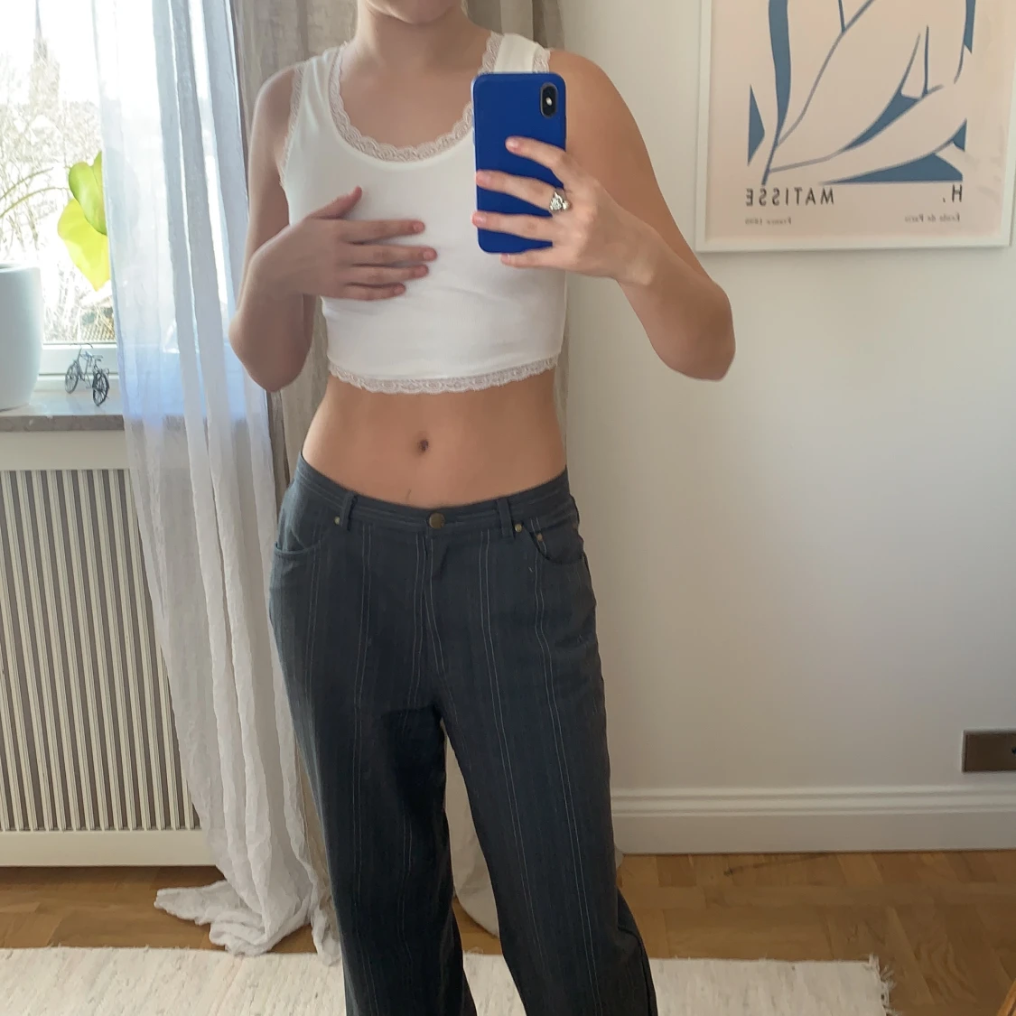 Vitt linne med detaljer i spets