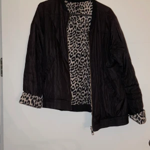 Jacka - Jacka som går att vända ut och in! Alltså om man vill ha leoparddelen utåt så går de fint!