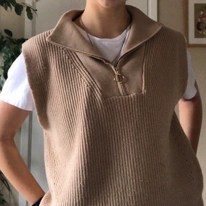 VÄST - En superfin väst från Mango att ha till våren och sommaren. Nypris ca 400kr. Jag säljer för 170kr + frakt. Använd ca 4 ggr och den är som nyskick (inga skador). Jättesnyggt att ha skjorta eller t-shirt i valfri färg under!!. Jag köpte i strl M för att ha den mer oversize och det sitter oerfekt på min som brukar ha S.