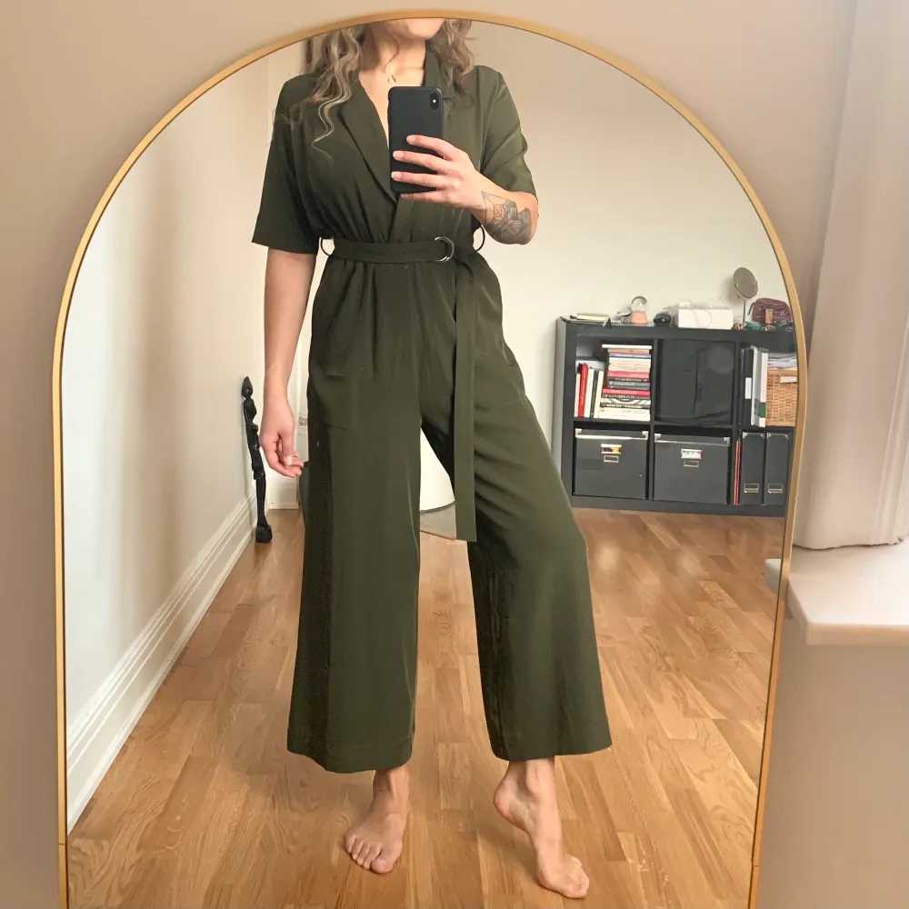 Khakigrön jumpsuit från Weekday i storlek 38. Använd en gång. Väldigt skönt följsamt material och faller smickrande på kroppen. Köparen står för frakt som tillkommer 💌. Jeans & Byxor.