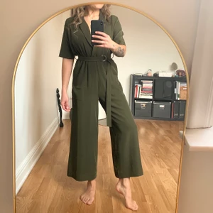 Jumpsuit från Weekday - Khakigrön jumpsuit från Weekday i storlek 38. Använd en gång. Väldigt skönt följsamt material och faller smickrande på kroppen. Köparen står för frakt som tillkommer 💌