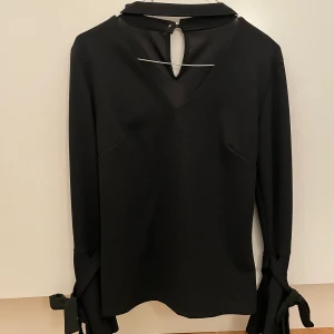 blus/tröja - Fin elegant tröja med knytning vid ärmarna strl xs men mer som en s/m aldrig använd