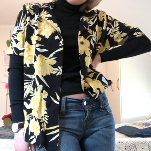 Snygg blommig skjorta - Blommig oversize kortärmad skjorta i stl XS, sparsamt använd pga färgerna passar inte mig. Skönt flowigt material. Fråga gärna i DM📮 Frakt tillkommer📦