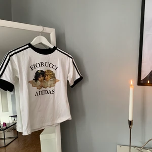 Fiorucci x adidas tröja - Väldigt skön tshirt som bara inte kommit till användning. Den är i storlek xs och självklart äkta! ❣️ 