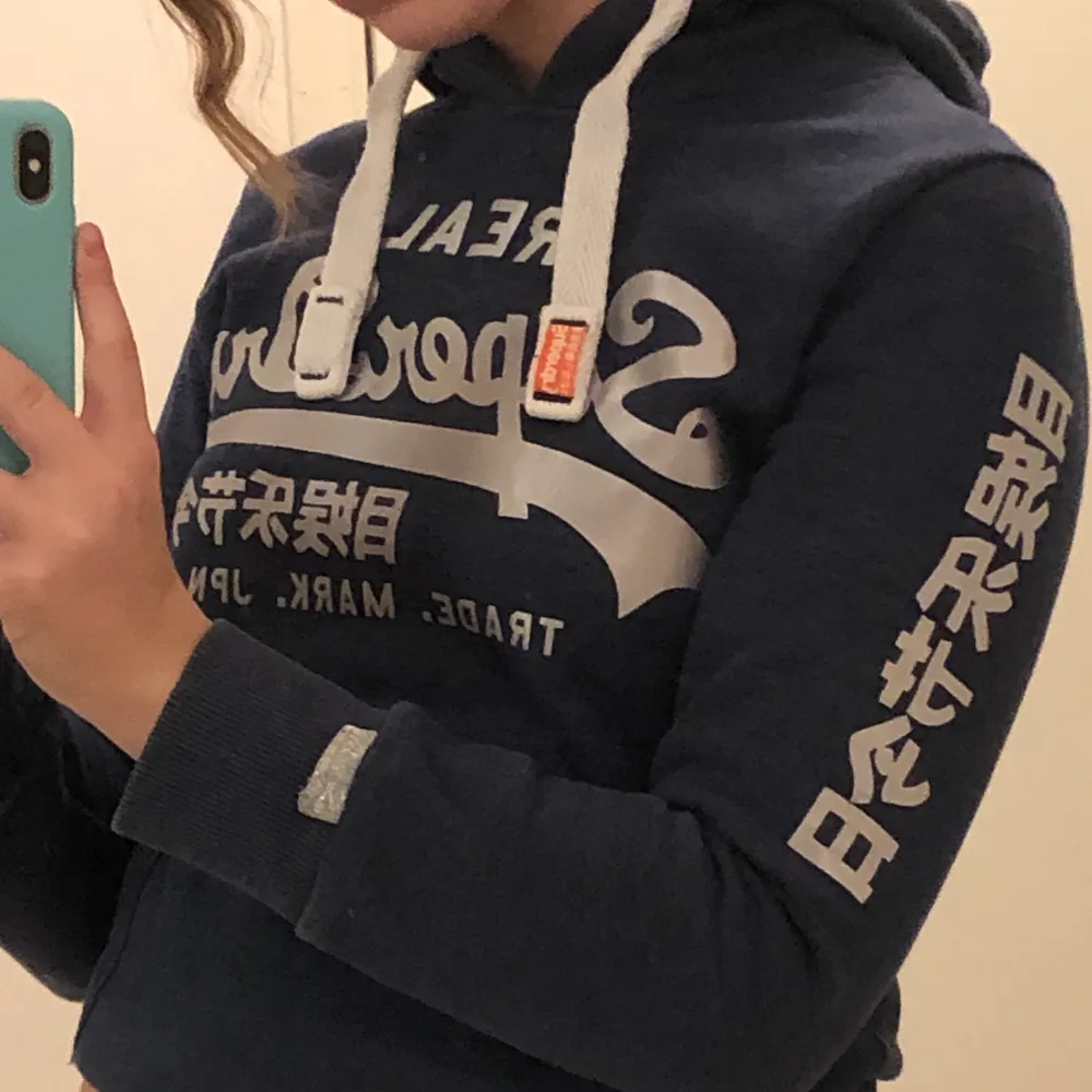 En jättefin superdry hoodie som jag köpte för några år sedan. Plagget är inte jätte använd då jag inte haft den på ett bra tag. Jag säljer den för att den är för liten. Detaljerna på är silvriga. Hoodies.