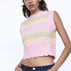 Stickad väst - Trendig stickad väst fint skick och använt fåtal gånger.Slutsåld på hemsidan. PRIS KAN DISKUTERAS OCH BUDA I KOMENTARERNA ELLER PRIVAT. Storlek passar även s och xs men även L. Köparn står för frakt😎🥰😻😆❤️😛🤗😃🥰 Köp direkt för 200