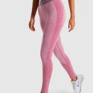 Säljer ett par gymshark tights, använda ca 10 gånger under hela året. Supersköna och snygga och sitter bra runt midjan.