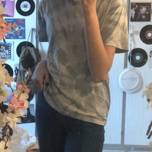 T shirt - T-shirt från weekday, den är ganska liten så inte jätteoversiced. Den har tyvärr en rosa fläck (bild 2) så därför är det ett mycket lågt pris. Strl M men skulke mer säga en S. Om du vill ha fler bilder så kontakta:) ganska använd. ENDAST SWISCH. KOLLA MIN BIO FÖR MER INFO!