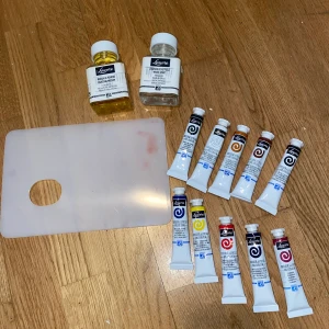 Franska oljefärger  - Fina oljefärger från Frankrike  i 10 olika färger med vätskor som behövs kommer med en palett. Vet inte och kan inget om olje färger därför säljs dem. Nästan aldrig använda.