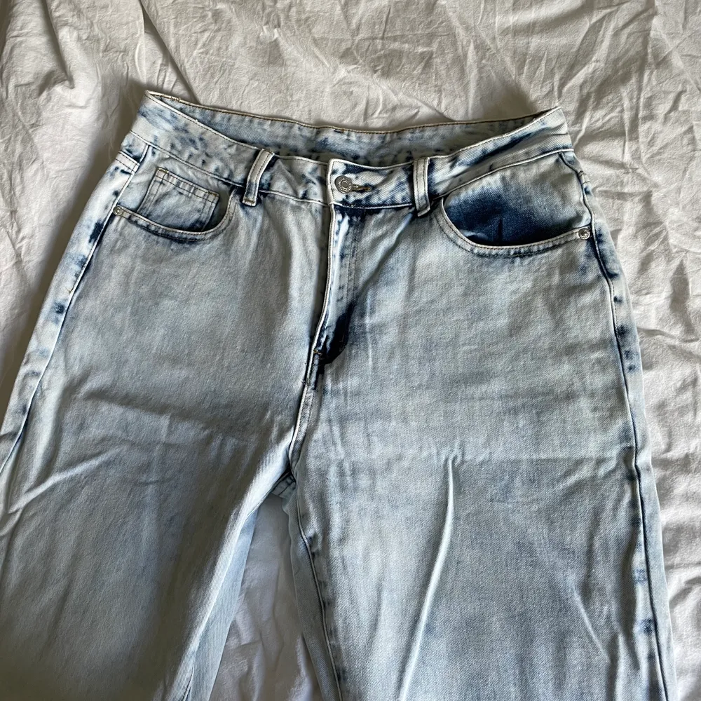 Ett par DIY jeans som är skit balla! Inte kommit till användning men dem är helt nya och breda och raka i modellen. Kolla gärna in fler saker jag säljer 🤎. Jeans & Byxor.