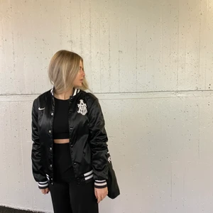 Nike jacka  - Intressekonl på en superfin svart nike jacka som inte används särklillt mycket, själjer bara vid bra bud