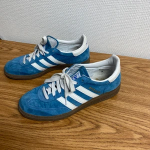 Skor - Adidas handball Spezial i fint skick. Ord pris är ca 1000 kr. US 5