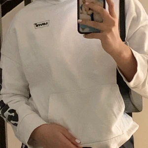Levi’s hoodie Vit - Använd 2 ggr, tycker inte den sitter bra på mig. Är kort i ärmarna så rekommenderar att din strl är XS.Köparen står för frakt 