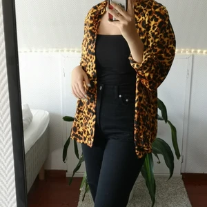 Mönstrad blus  - Säljer denna skit coola blusen från gina. Använd fåtal gånger. Köparen står för frakten! 