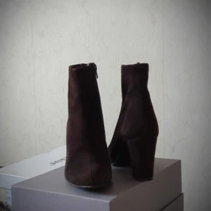 Ett par fina kängor  - Säljer fina äkta mocka kängor brun färg.