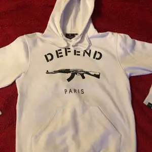 Hej, jag säljer min snygga Defend hoodie. Tröttnade på den så att de dags att sälja den.  9/10, alltså använd typ 4 gånger  Storlek S  Dm för fler bilder!😊  Ny pris 1000kr  Säljer för 500  Färg vit!