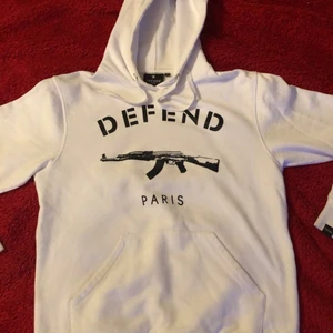 Hoodie  - Hej, jag säljer min snygga Defend hoodie. Tröttnade på den så att de dags att sälja den.  9/10, alltså använd typ 4 gånger  Storlek S  Dm för fler bilder!😊  Ny pris 1000kr  Säljer för 500  Färg vit!