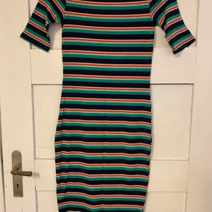 KLÄNNING! STL S - Jätte fin randig klänning i storlek S. Klänningen är använd men i mycket bra skick. (Se bild 2 för bättre bild på tyget) budgivning börjar på 50 kr i komentarsfältet köp direkt för 80 kr! (Budgivningen avslutas 1 april)