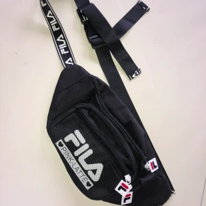 Fila midjeväska  - 📌En jättefin & praktisk midjeväska ifrån Fila, köpt för ca 1 år sen men har tyvärr den har aldrig kommit till användning 🖤 Skriv vid frågor 