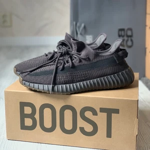 Yeezy boost 350 - Yeezy boost 350 v2 cinder. Väldigt bra skick inget slitage på skorna förutom pytte lite på sulan(se bild) kvitto, tags osv medföljer!