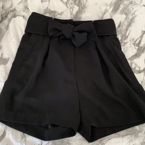 Kjol - Jättesnygg kjol från hm med fickor och knytning. 