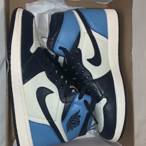 Air Jordan 1 obsidian - Ett par air Jordan 1 obsidian, aldrig använda. Skosnören finns, lådan lite sliten på en kant men annars bra 