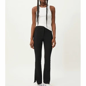 WEEKDAY Alecia trousers  - Säljer mina svarta kostymbyxor med slits från weekday i storlek 34. Säljer dessa pga at de är för små för mig. Kostymbyxorna är i bra skick🤍🤍lånad bild från weekdays hemsida.