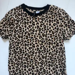 T-shirt från Divided. I fint leopard print. 