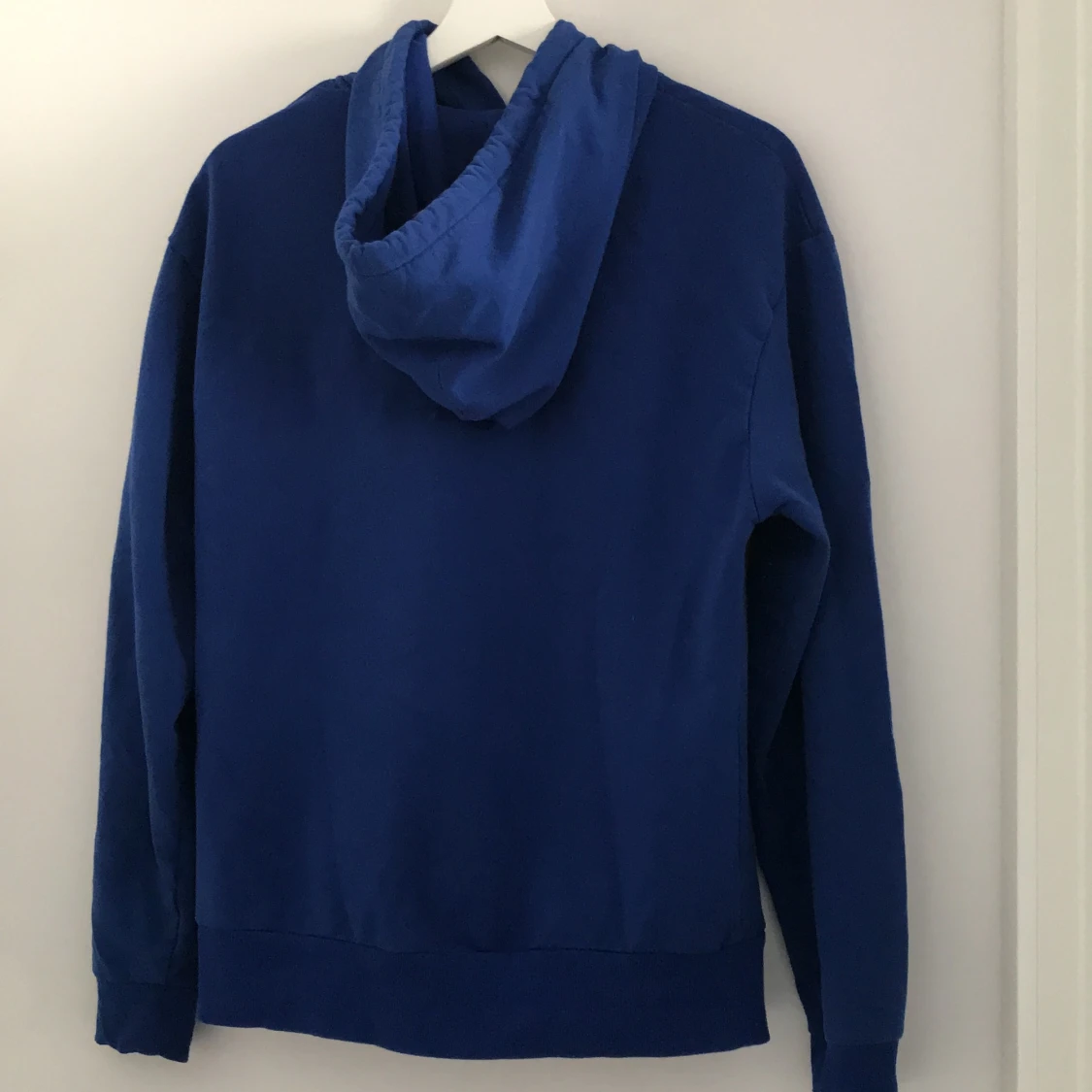 Blå hoodie från carlings - 90