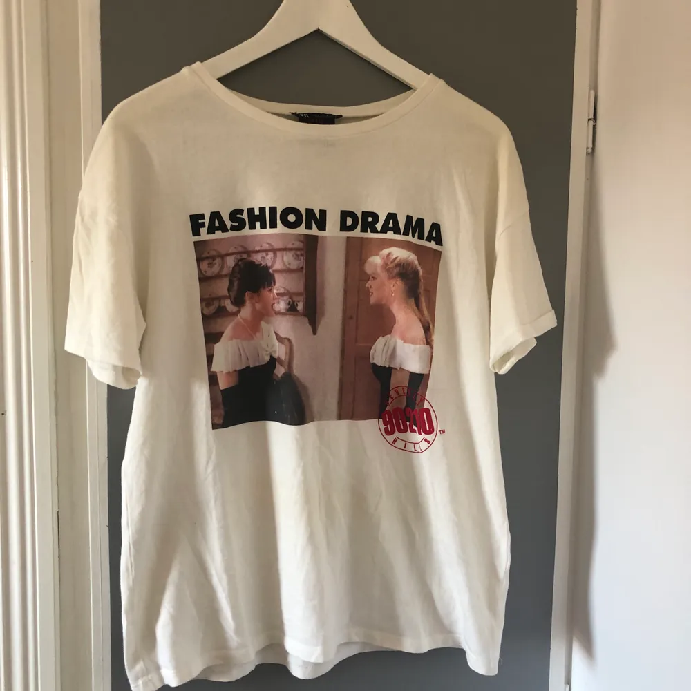 Simpel och skön T-shirt med tryck från den ikoniska Beverly hills 90210 serien! Säljer då den tyvärr inte kommer till användning längre :( Är i storlek S men skulle säga att den kan passa de flesta beroende på hur man vill att den ska sitta ☺️. T-shirts.