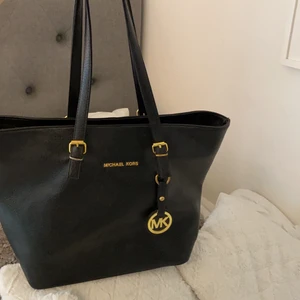 Michael kors väska  - Inte äkta!! Men fin kvalité. 