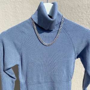 Ljusblå polokrage  - Säljer min helt oanvända polotröja i aldeles nyskick, dock är lappen bortklippt! Den är mjuk och skön, perfekt under tjocktröjor eller annat. 💙💙💙 Kontakta mig om du är intresserad!! köparen står för frakten 🚚 📦 