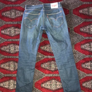 y2k Levis jeans - Blåa Levis jeans. Y2k vibe! Raka och långa i benen! Dragkedja och knapp. Aldrig använda. Uppskattar storlek M. Skriv för fler bilder/mått! Allt så bort på min sida pga flytt! Priser går att diskutera! :) 