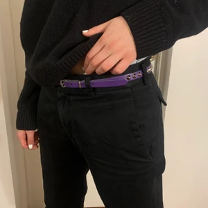 Low waist kostymbyxor - Jättesnygga kostymbyxor som sitter low waist! Köpta secondhand. De har storlek 30 i midjan så de sitter löst💕 Passar från 161-170 beroende på hur du vill att de sitter:)