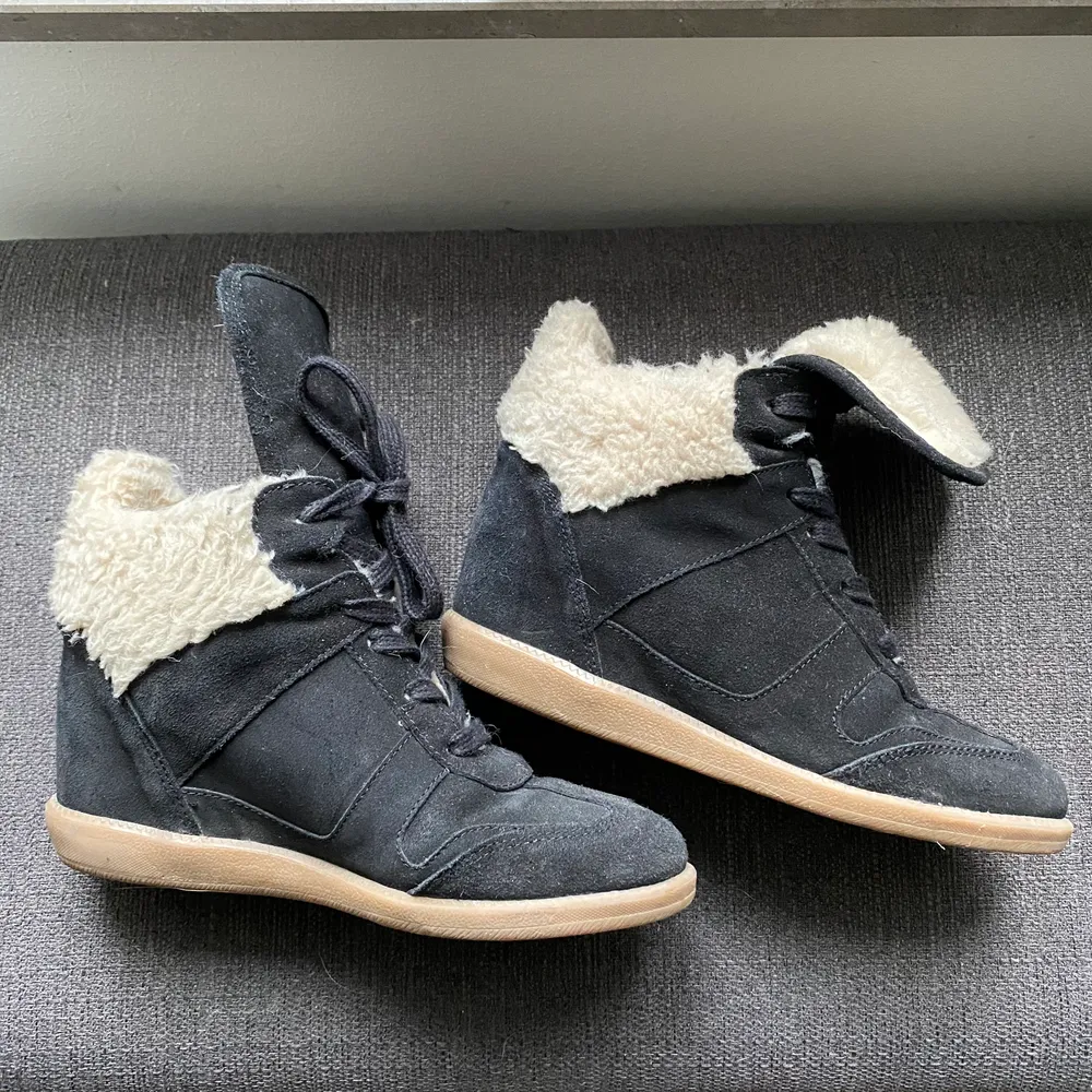 Isabel marant LIKNANDE ankleboots i äkta mockaskinn. Märket är Steve Madden! Använda ett fåtal gånger, sjukt sköna och i jättebra skick! Men kommer aldrig till användning längre💗. Kengät.