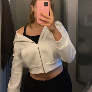 Kort vit hoodie - Säljer denna vita hoodie, nästan aldrig använd. Storlek L men passar ungefär som en M! 