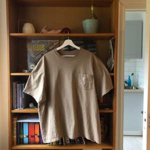Ljusbrun/beige tröja från Carhartt, köptes för ett år sedan på second hand men har mest legat i garderoben. Frakt 66kr. Prutat och klart, men vill du ha mer än en vara bjuder jag på frakten 💖