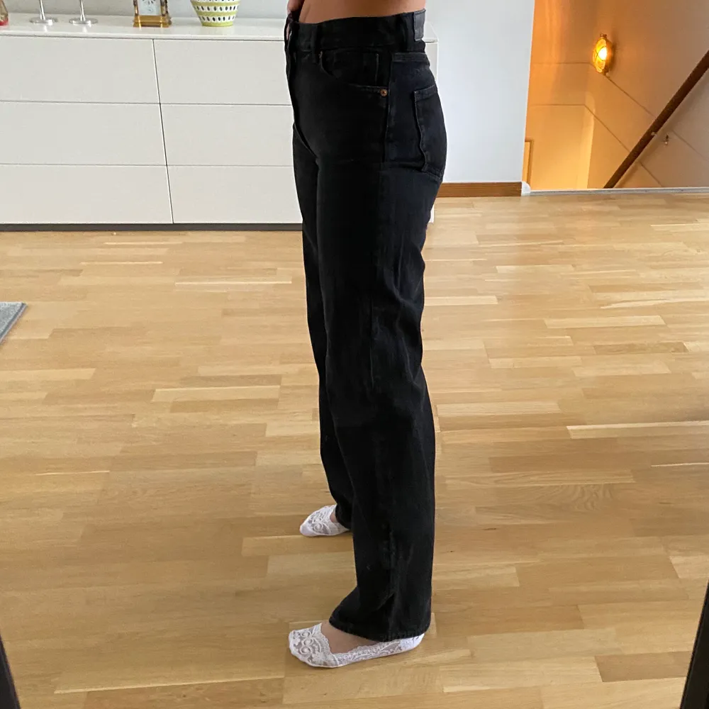 Svarta jeans från Monki i storlek 25. Jeans & Byxor.