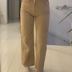 Monki byxor - Säljer mina byxor från monki då storleken är för stor för mig, jättefint skick och endast använt 2-3 gånger. Storlek 27/32 😊