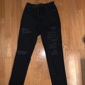 svarta jeans med sliten modell NAKD - Endast använda en två gånger, som nya! Storlek 32