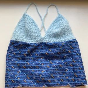 Topp - Superfin virkad och sydd topp som jag gjort själv!🥰  Den är justerbar i ryggen. Passar någon med A-kupa!😁 den kostar 100 kr plus frakt