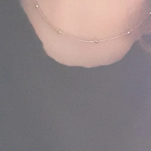 gliter - Ett snyggt guldigt halsband 